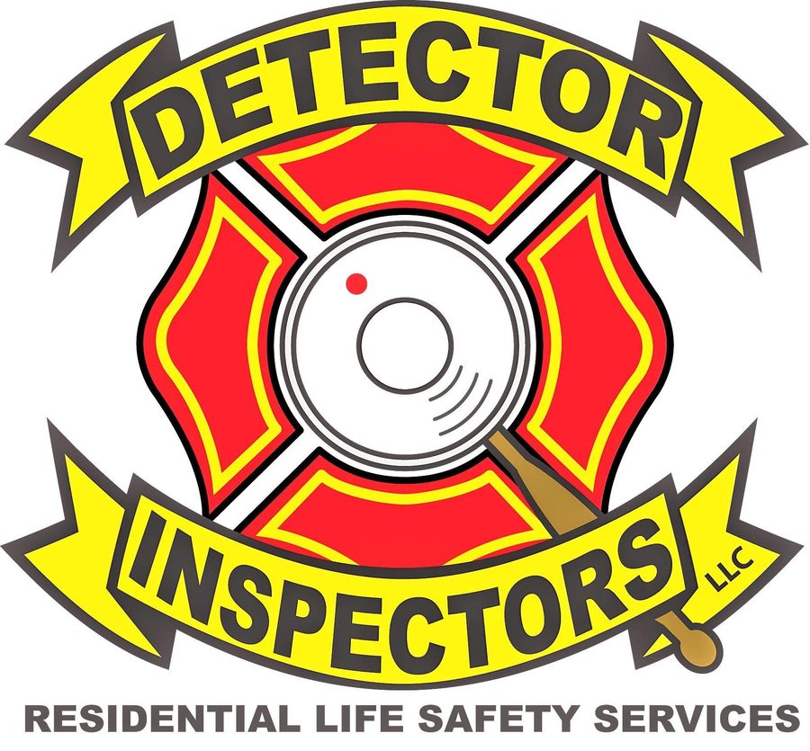 Emblema de Detector Inspectors LLC: un detector de humo sobre una cruz de bomberos